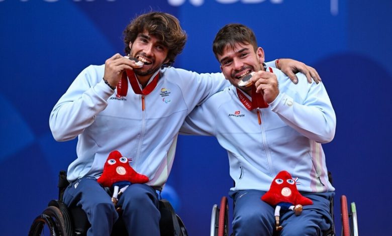 La primera medalla en la historia del tenis paralímpico español. Contada por sus protagonistas.
Con la perspectiva que da el tiempo para analizar el éxito: "Lo hemos hecho".
🎙<a href="/tindelapuente/">Martin de la Puente</a>
🎙<a href="/DaniCaver/">Daniel Caverzaschi</a>
🎙<a href="/kike_siscar/">Kike Siscar🎾♿️</a>

En <a href="/intenis/">Industria del Tenis</a>
industriadeltenis.com/__trashed-5/