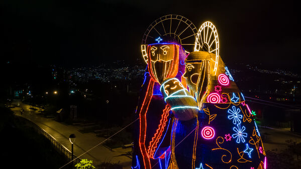EPMestamosahi's tweet photo. ¿Sabías que los Alumbrados Navideños de Medellín son un regalo que EPM le hace cada año a la ciudad? Su costo es asumido 100% por la Empresa. Estos contribuyen a dinamizar la economía y atraen a cientos de turistas nacionales y extranjeros. 

Por ti #EstamosAhí
#AlumbradosEPM https://t.co/iznBXHt6A5