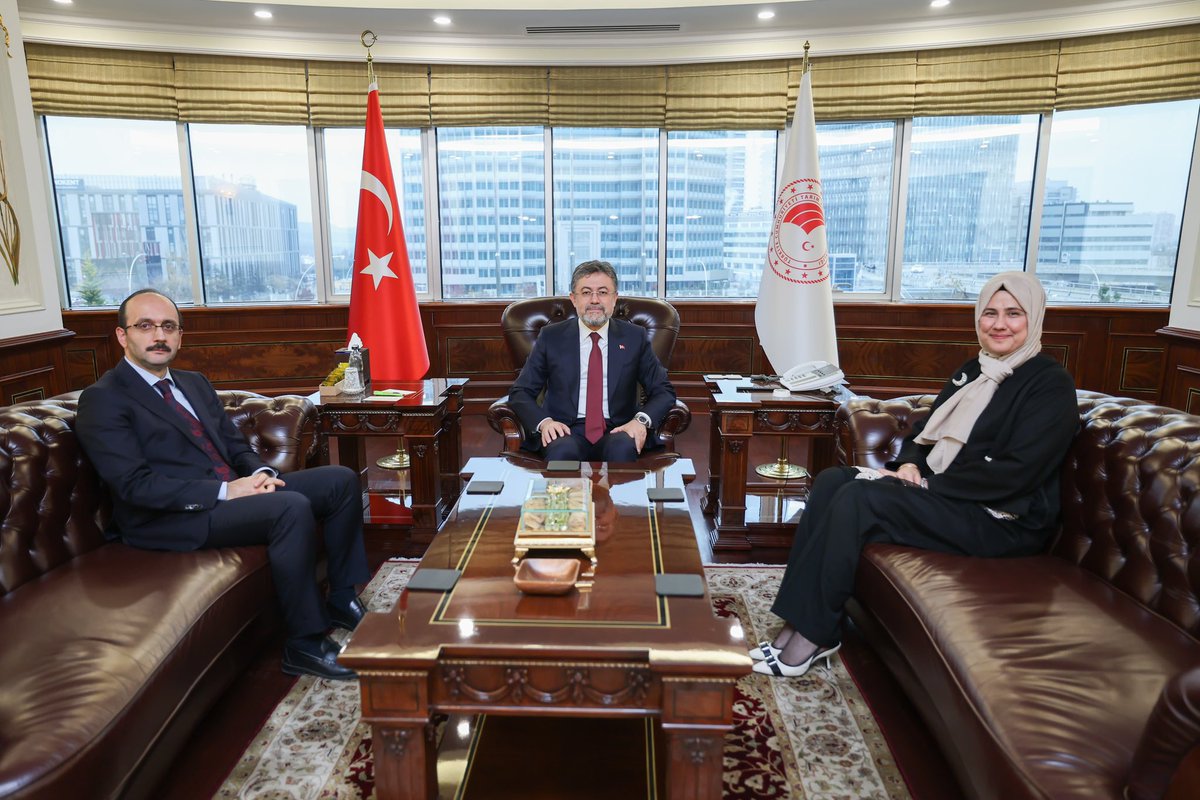KizilayKurumsal's tweet photo. Genel Başkanımız Prof. Dr. Fatma Meriç Yılmaz, Tarım ve Orman Bakanımız İbrahim Yumaklı ile DSİ Genel Müdürü Mehmet Akif Balta’yı ziyaret etti. 

Genel Başkanımız, DSİ Vakfı tarafından Gazze'deki ihtiyaç sahipleri için yapılan bağış sebebiyle derneğimiz adına kendilerine teşekkür etti.