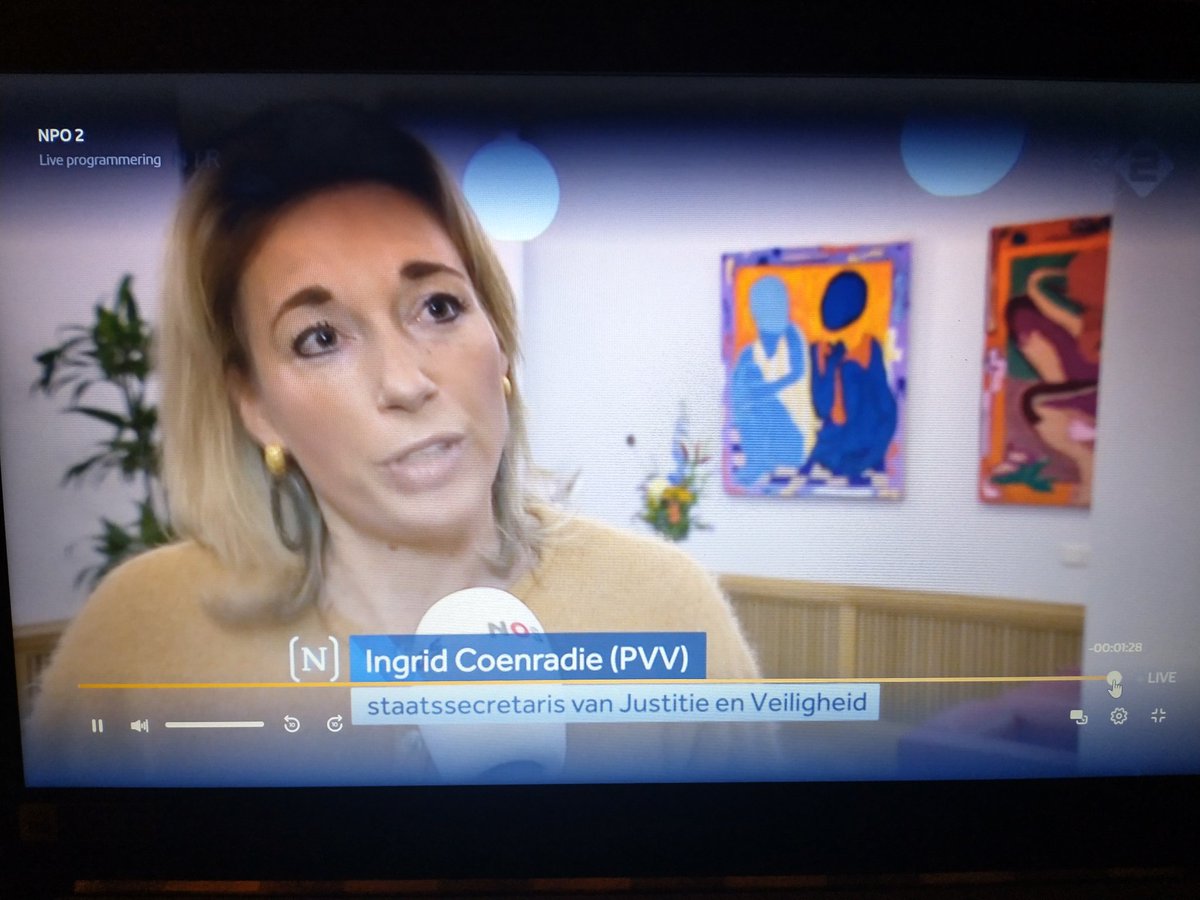 Corneli56389252's tweet image. Whahahaha Coenradie, &quot;de gereedschapkist is leeg&quot;..🤡 &apos;ik ben er ontzettend beroerd van&apos; 😂
#codezwart #allesuitdekadtgetrokken
#strengerstraffenisEerdernaarHuis