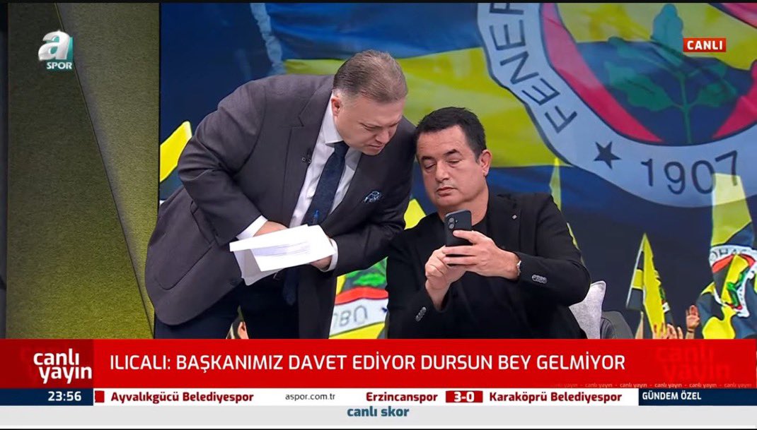 Acun Ilıcalı: "Ender yanıma gelebilir misin? (Acun Ilıcalı burada Ender Bilgin'e İbrahim Hatipoğlu ile yazışmalarını gösterdi.) Mesajlar var. Galatasaraylılar, sizi de kandırmasınlar. Biz yöneticinizle tarih, zaman, hakemin ismine kadar anlaştık. Biz hakemimizi bildirdik. Milli