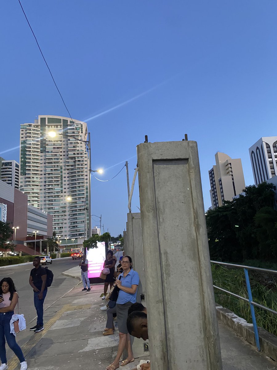 lenapsd's tweet image. pegando ônibus no pelo mds