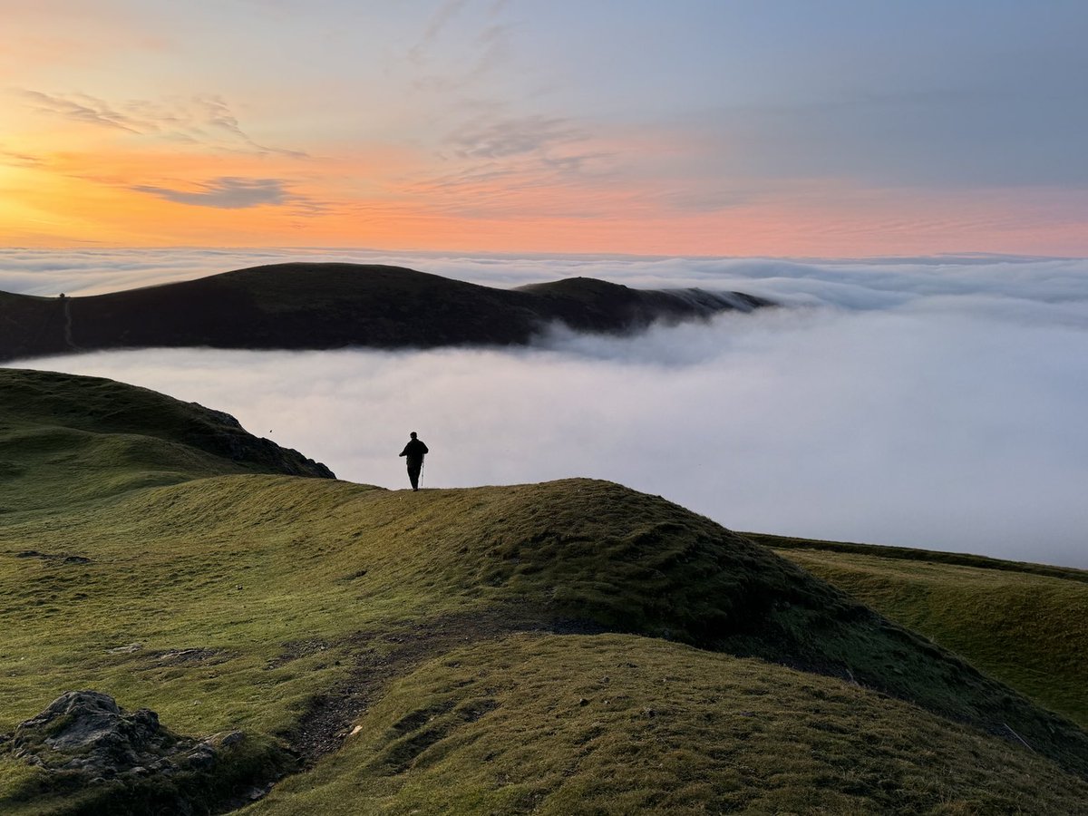 Aneedtopaint's tweet image. Last few images from this morning walk up onto the Caradoc! 👀🍂 #Cloudinversion #Shropshire