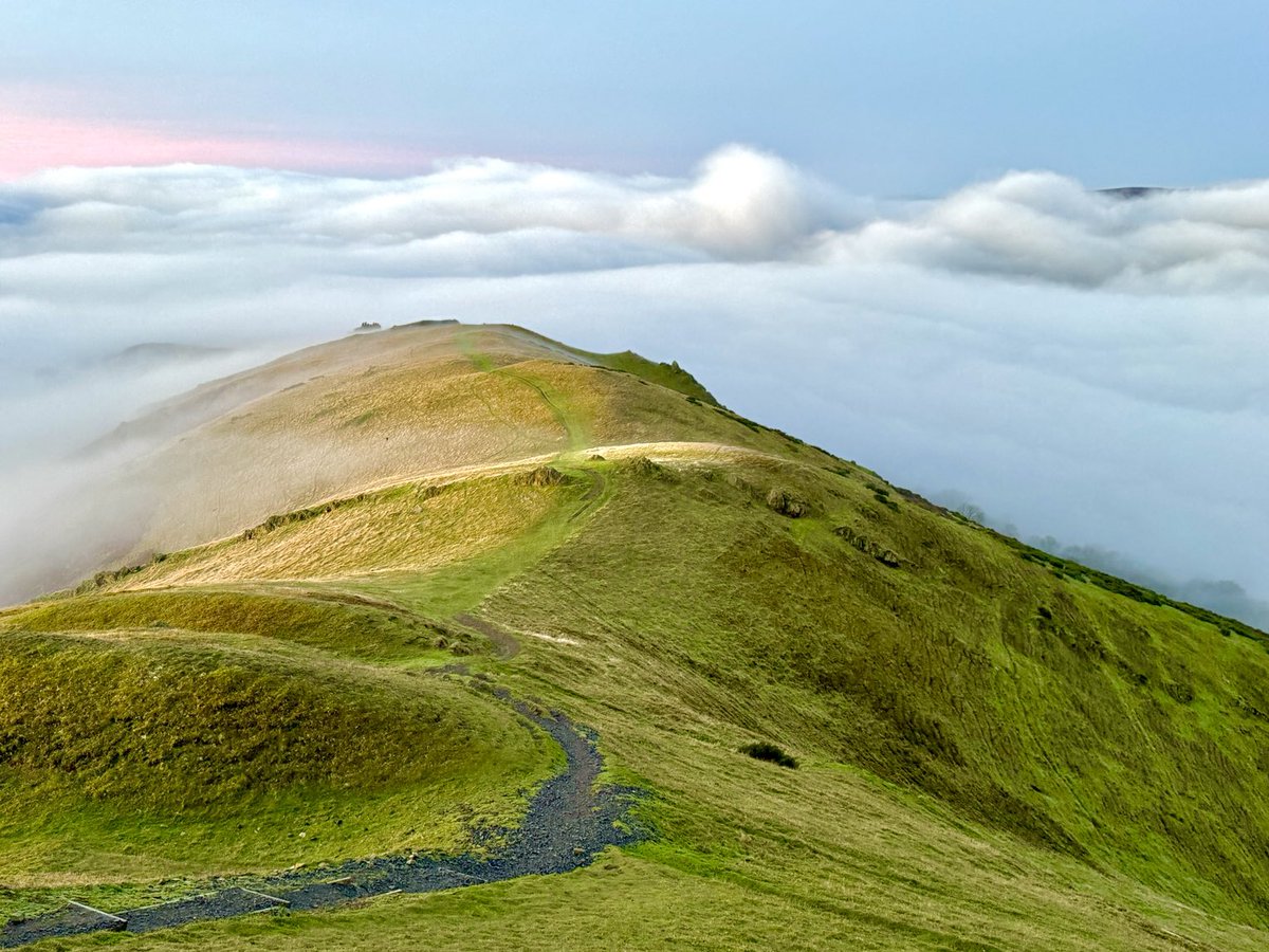 Aneedtopaint's tweet image. Last few images from this morning walk up onto the Caradoc! 👀🍂 #Cloudinversion #Shropshire