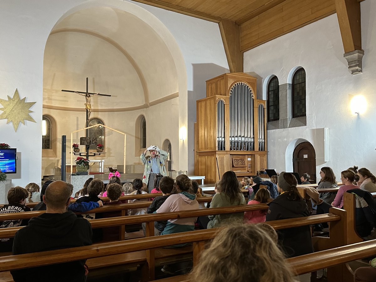 kath_vmp's tweet photo. Der 4. Dezember mit Clown Dido: Ein ganz besonderes Adventsfenster hat die Familien heute erwartet. Und viele Familien sind der Einladung gefolgt! https://t.co/7Pady3xpt7