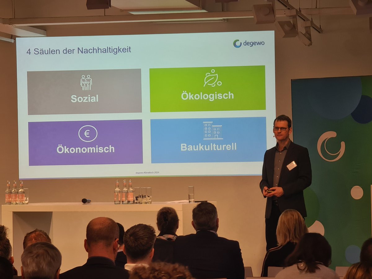AxelLuessow's tweet photo. „Klima-Tisch“ #degewo: 4 Säulen der Nachhaltigkeit sind gut, aber leider kommt unter „Ökologie“ die #Biodiversität nur als Stichwort für Freianlagen vor. Aber auch an Gebäuden ist mehr drin als Dämmung, Energie und technischer Umweltschutz. #AnimalAidedDesign https://t.co/2PaOGSCJRu