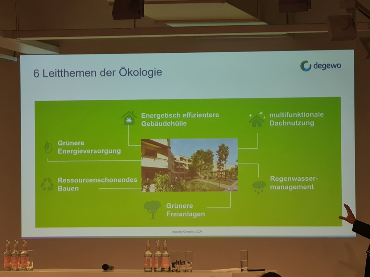 AxelLuessow's tweet photo. „Klima-Tisch“ #degewo: 4 Säulen der Nachhaltigkeit sind gut, aber leider kommt unter „Ökologie“ die #Biodiversität nur als Stichwort für Freianlagen vor. Aber auch an Gebäuden ist mehr drin als Dämmung, Energie und technischer Umweltschutz. #AnimalAidedDesign https://t.co/2PaOGSCJRu