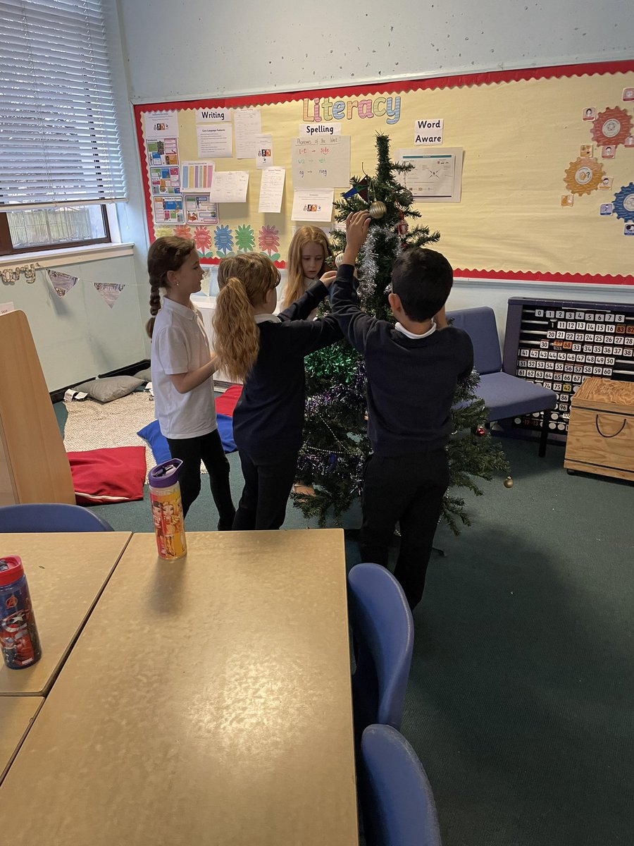 LauriestonP4's tweet photo. Primary 4 were getting in the Christmas spirit this morning. Decorating our tree with our homemade baubles. 🎄🧑🏼‍🎄 https://t.co/ij4inAXg2W