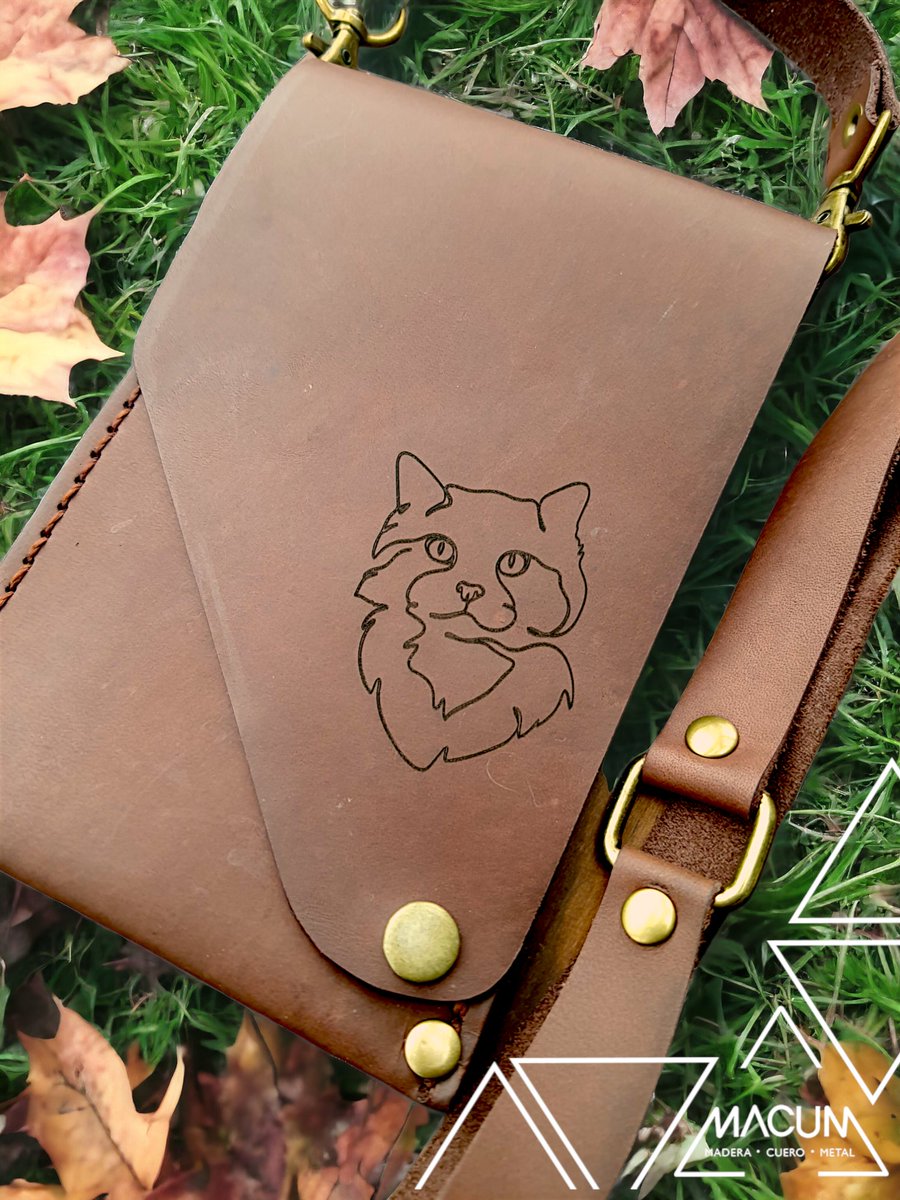 Una pequeña bandolera para llevar tu celular con estilo y comodidad.

#MACUM #bandoleracuero #estuchesparacelular  #hechoamano #handmade #artesanal #leatherwork