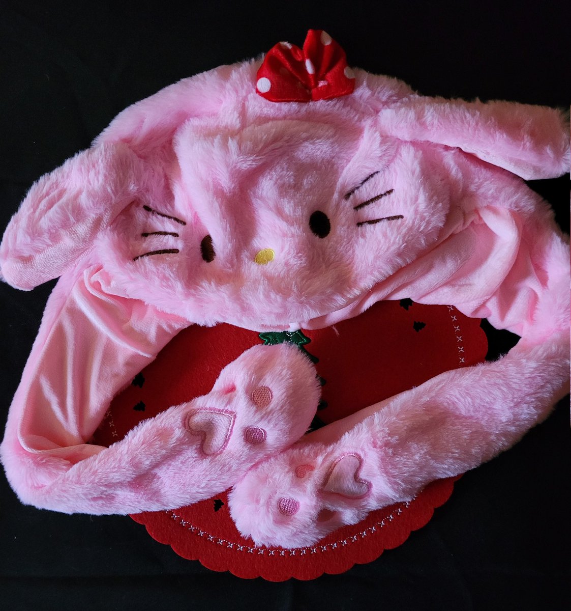 StirioLP's tweet image. Es ist Mützenmittwoch und heute gibt es eine pinke Hello Kitty Mütze. Mit den Pfoten kann man die Ohren bewegen und Licht ist wohl auch eingebaut. Follow + Retweet und ihr seid dabei. Auslosung morgen.