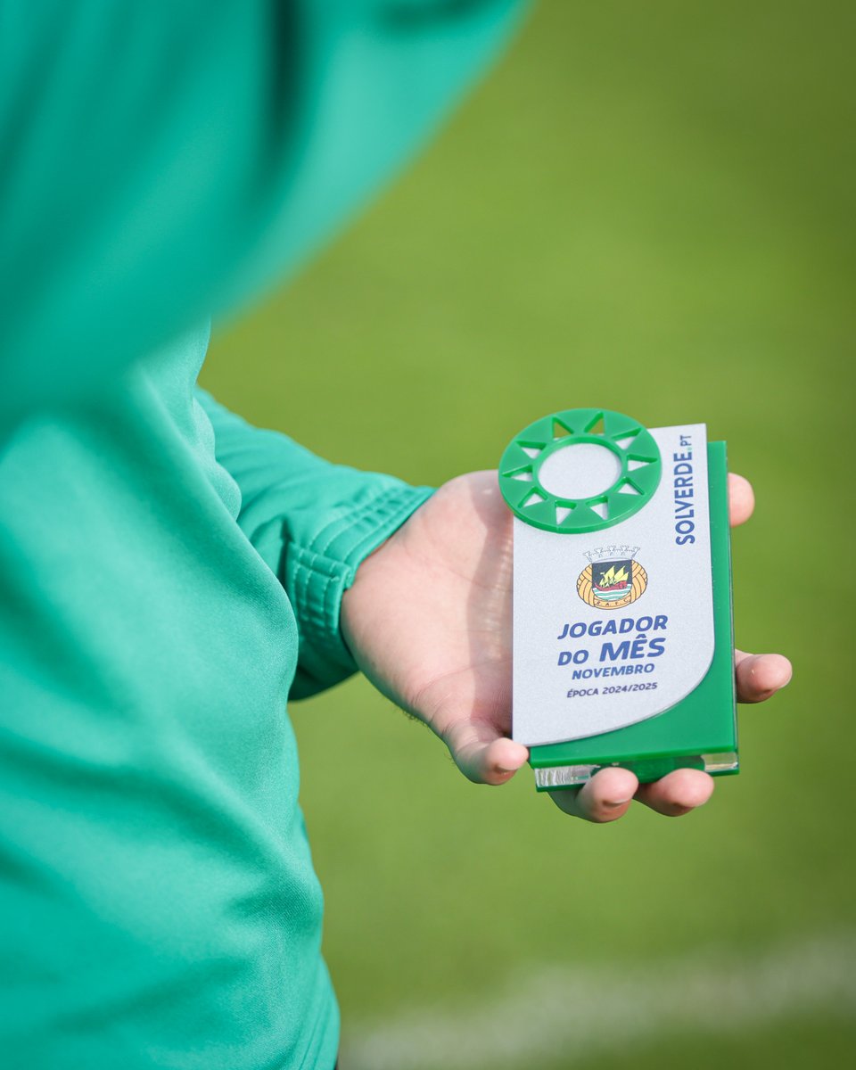 RioAve_FC's tweet photo. O nosso 𝙅𝙤𝙜𝙖𝙙𝙤𝙧 𝙙𝙤 𝙈𝙚̂𝙨, 𝙥𝙤𝙬𝙚𝙧𝙚𝙙 𝙗𝙮 𝙎𝙤𝙡𝙫𝙚𝙧𝙙𝙚.𝙥𝙩 já recebeu o seu troféu. 🏆 🤩
#TodosABordo #rioavefc #solverde https://t.co/rYlMXJ1wmg