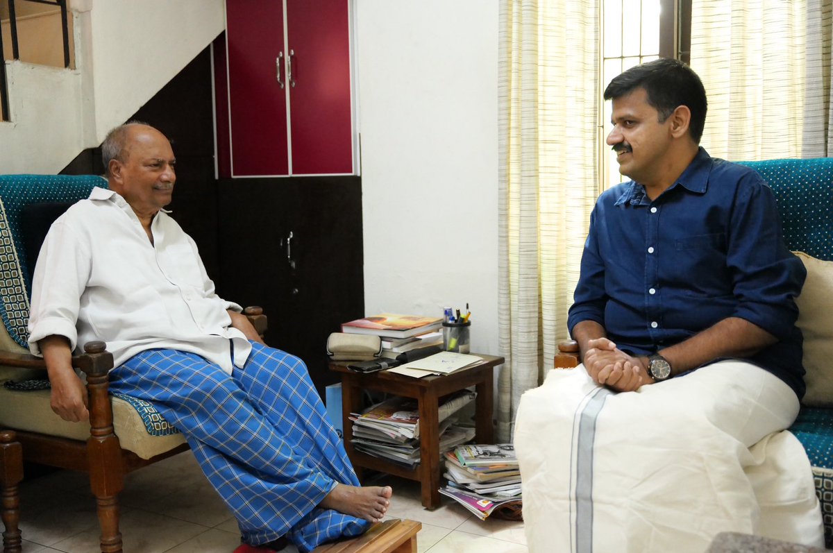 sandeepvarier's tweet image. തിരുവനന്തപുരത്തെ വസതിയിൽ മുൻ മുഖ്യമന്ത്രിയും മുതിർന്ന കോൺഗ്രസ്സ് നേതാവുമായ ശ്രീ എകെ ആന്റണിയെ സന്ദർശിച്ചു . അദ്ദേഹത്തിന്റെ അനുഗ്രഹവും ഉപദേശങ്ങളും മുന്നോട്ടുള്ള പ്രയാണത്തിൽ പ്രധാനമാണ് .