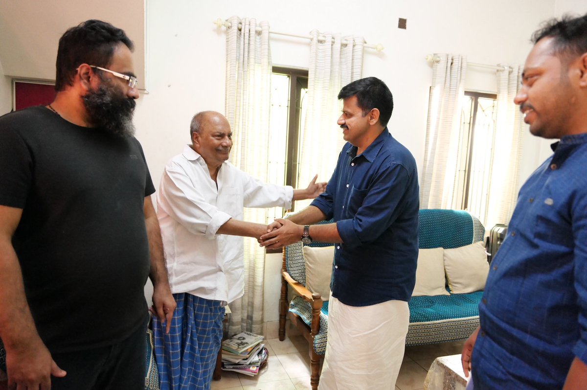 sandeepvarier's tweet image. തിരുവനന്തപുരത്തെ വസതിയിൽ മുൻ മുഖ്യമന്ത്രിയും മുതിർന്ന കോൺഗ്രസ്സ് നേതാവുമായ ശ്രീ എകെ ആന്റണിയെ സന്ദർശിച്ചു . അദ്ദേഹത്തിന്റെ അനുഗ്രഹവും ഉപദേശങ്ങളും മുന്നോട്ടുള്ള പ്രയാണത്തിൽ പ്രധാനമാണ് .
