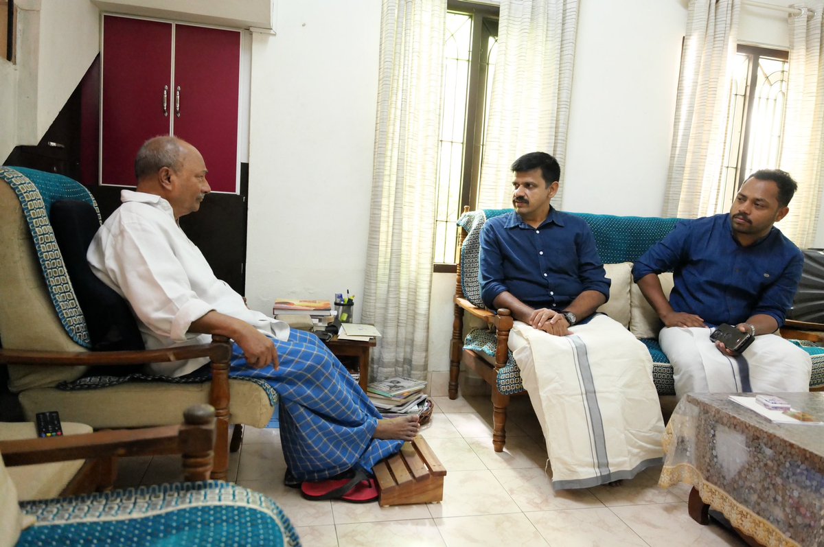 sandeepvarier's tweet image. തിരുവനന്തപുരത്തെ വസതിയിൽ മുൻ മുഖ്യമന്ത്രിയും മുതിർന്ന കോൺഗ്രസ്സ് നേതാവുമായ ശ്രീ എകെ ആന്റണിയെ സന്ദർശിച്ചു . അദ്ദേഹത്തിന്റെ അനുഗ്രഹവും ഉപദേശങ്ങളും മുന്നോട്ടുള്ള പ്രയാണത്തിൽ പ്രധാനമാണ് .