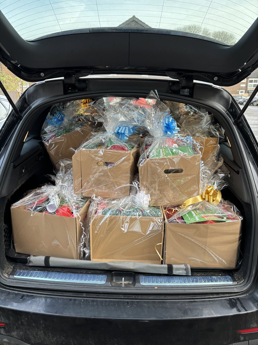 Today colleagues from the #Leeds <a href="/irwinmitchell/">Irwin Mitchell</a> office were packing and delivering xmas hampers for <a href="/ProjectHopeLds/">Project Hope Leeds</a> <a href="/gosiadenham/">Gosia Denham</a> to support breaking the poverty cycle for children in our city #volunteering #community #LifeatIM