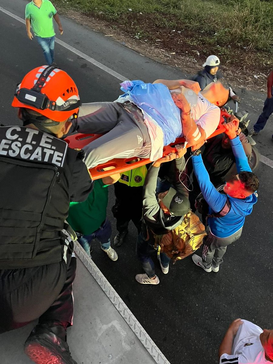 sucrenoticiasec's tweet photo. 3 personas fallecidas, tras accidente de tránsito registrado esta madrugada en el km 47 de la vía #Jujan #TresPostes #Guayas
En el siniestro estuvieron involucrados, un camión y un bus de la Cooperativa #Aerotaxi
Equipos de la Unidad de Rescate y Emergencias Médicas (#UREM) de @CTEcuador, brindaron atención prehospitalaria a los heridos, quienes presentaron múltiples traumas. Varios fueron trasladados a casa de salud