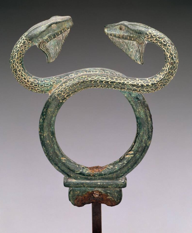 ClassicalMyths's tweet photo. Two bearded serpents top Hermes' staff (kerykeion). The scales were created with rows of punches. Each snake once had inlaid eyes. Bronze. Greek, 5th century BCE. Dallas Museum of Art (Image courtesy Dallas Museum of Art). https://t.co/mTk2eQWObH