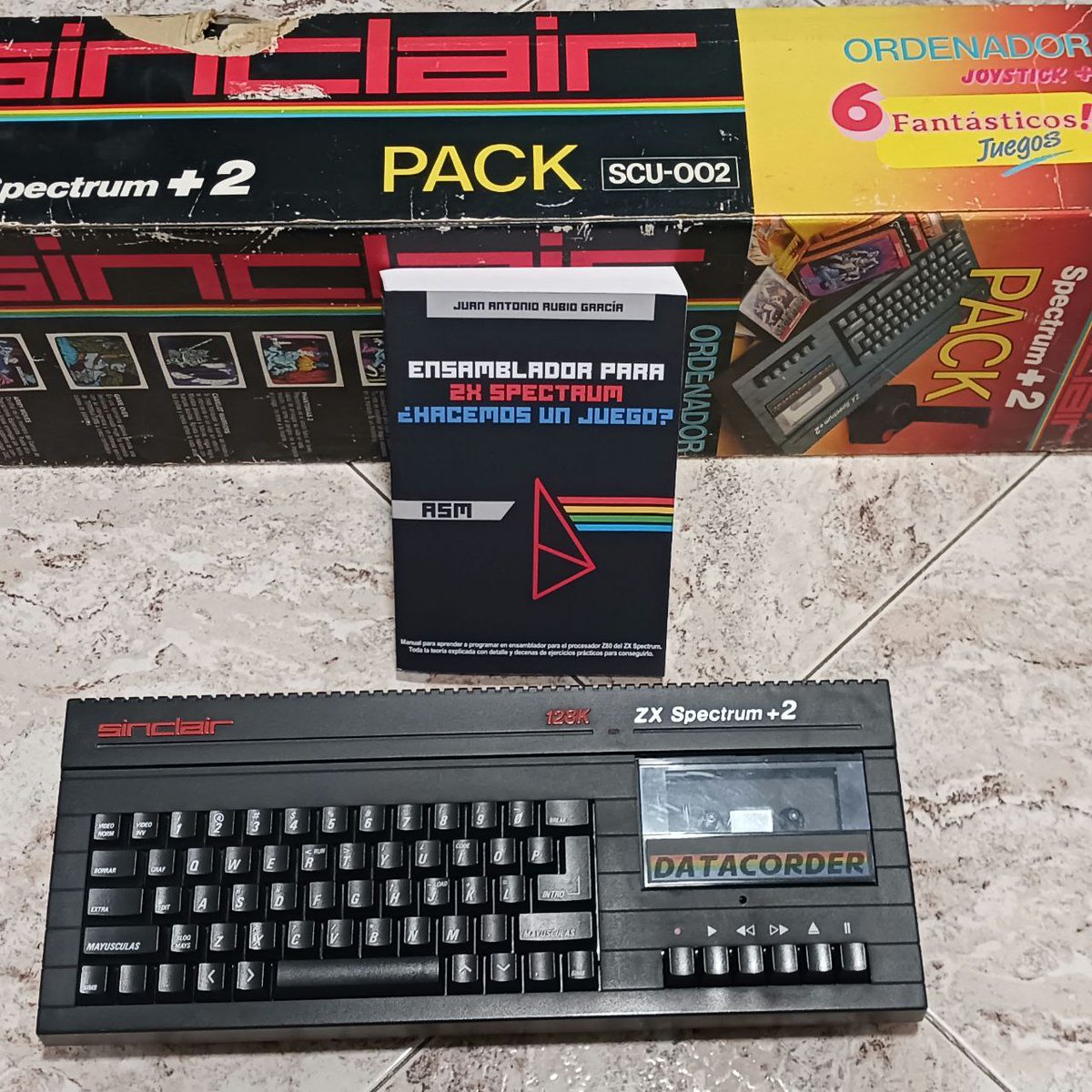 MrCapa_'s tweet image. A quien interese:

Vendo libro &quot;#ENSAMBLADOR PARA ZX #SPECTRUM ¿HACEMOS UN JUEGO?&quot; de Juan Antonio Rubio García

Está como nuevo. Absolutamente nuevo. Nunca leído ni siquiera ojeado.

Lo compré por contribuir y leer pero tengo muy poco tiempo quiero centrarme.