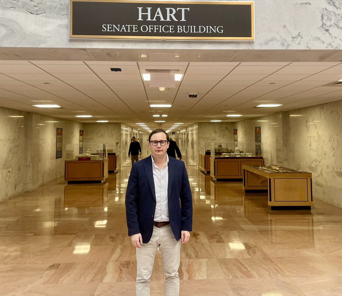 در استانه تغییر‌ رهبری در ایالات متحده امریکا، فرصت فراهم شد - در چند روز گذشته در کنار دیدار با دوستان مردم افغانستان و بررسی تغییرات گسترده جدید در پالیسی ایالات متحده امریکا در مورد افغانستان - با ده‌‌ها تن از وطنداران مقیم امریکا صحبت‌های طولانی در مورد وطن داشته باشیم. تعهد