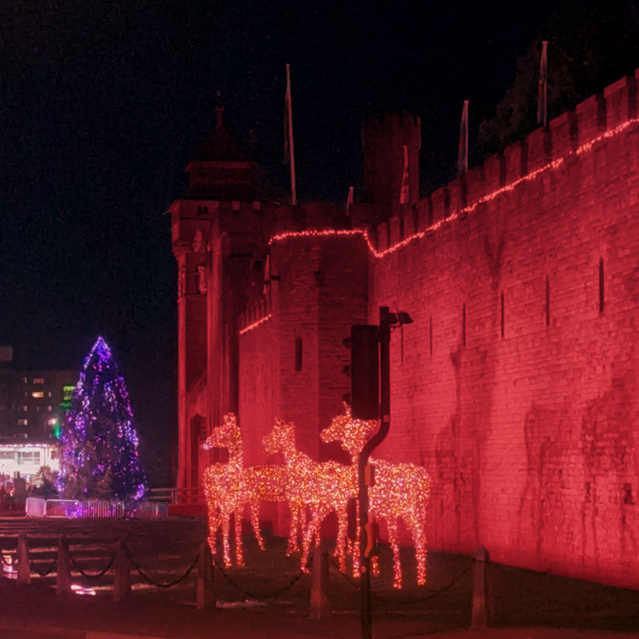 ❤️ Cardiff Castle is lit up in red tonight to celebrate Cymru’s historic qualification for UEFA Women’s EURO 2025 last night.  

#TogetherStronger #ForHer

🏴󠁧󠁢󠁷󠁬󠁳󠁿 🏴󠁧󠁢󠁷󠁬󠁳󠁿 🏴󠁧󠁢󠁷󠁬󠁳󠁿