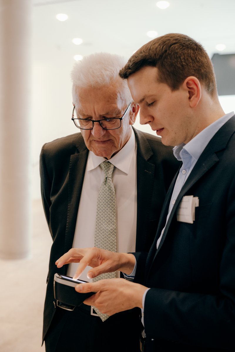 RegierungBW's tweet photo. 1/2 BW auf dem Weg zum „Health Valley“: Unser #Strategiedialog Forum #GesundheitsstandortBW treibt Innovationen wie personalisierte Medizin und digitale Lösungen voran. Bei der heutigen Jahresveranstaltung trafen sich über 200 Akteure aus Politik, Gesundheitswesen und Wirtschaft. https://t.co/29nRRADBXC