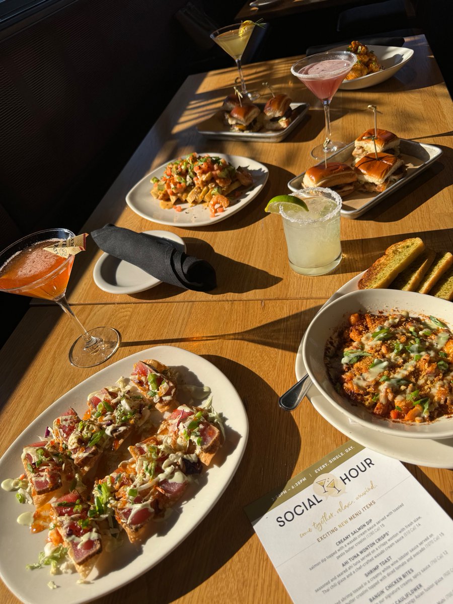 Introducing our 🚨 NEW SOCIAL HOUR MENU! 🚨

Join us at Social Hour with exciting new menu items like Ahi Tuna Wonton Crisps and irresistible cocktails like the Bees Knees Martini  – available every single day. Check your local bonefish for specific hours.