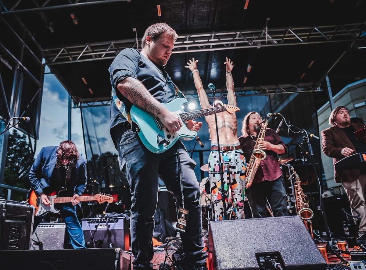BlackRidgeMusic's tweet photo. WE'RE GONNA STICK IT OUT ☑
▶️: https://t.co/ZrDFZJeQ4b
▶️: https://t.co/G6WwJ1BOuD
▶️: https://t.co/VOBX5t6GiH
📷: Erica Michel
🌐: https://t.co/utBftLYr89
#black #ridge #live #music #rock #rocknroll #pittsburgh #stickitout #guitar #bass #drums #frontman #acrisurestadium https://t.co/wUtgZ6l4A0