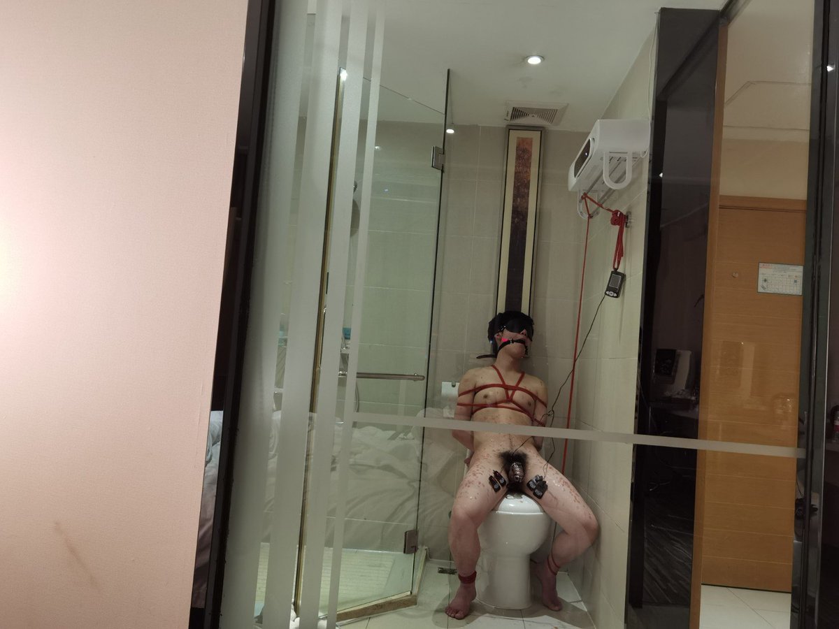 BDCagedM's tweet photo. 新人报道，发一下上大学之前玩的，来西安之后真难找到喜欢bdsm的s https://t.co/sAcpHz2kzZ