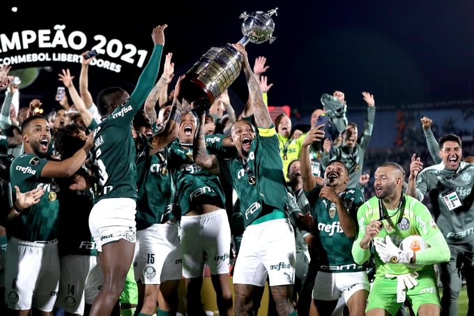 SE Palmeiras players celebrate with the CONMEBOL Libertadores trophy.