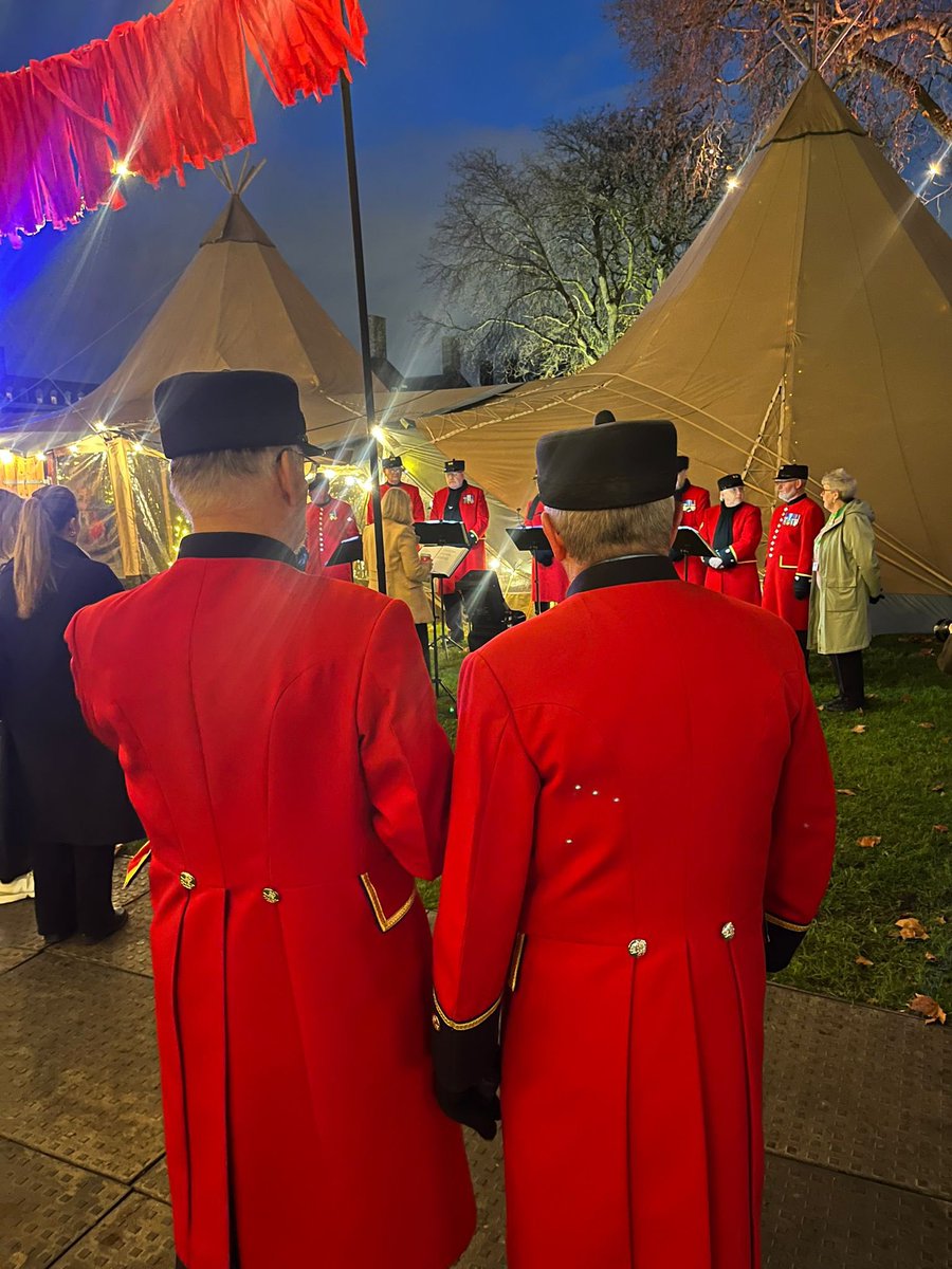 The gates are open... Christmas in Chelsea is here😍

Did you manage to catch our first choir performance of the season by the Chelsea Pensioners Choir?🎶✨

We can't wait for you all to explore our festive light trail and Christmas markets! Let the festivities begin🎄❄️🎀