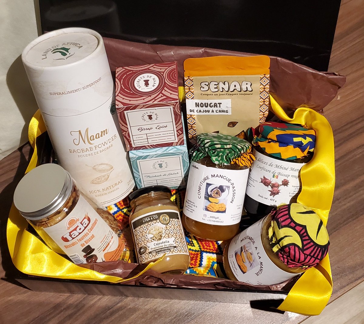 SafietouRaby's tweet image. Comme les box @KWurus  qui porpose des box avec des produits 100% madeinsenegal
Ici une box cadeau anniversaire avec sac à main Minawa et montre Xalam
Ou une autre box gourmande avec confitures, thé, bouye @LandOfAfrica1 , moutarde de mangue, Cajou, biscuits fourrés au bissap...