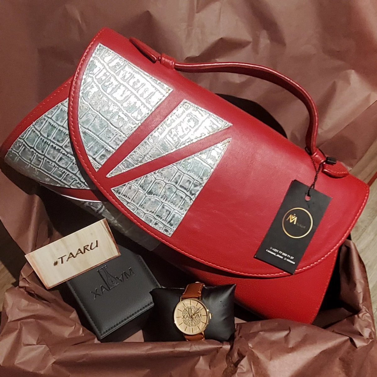 SafietouRaby's tweet image. Comme les box @KWurus  qui porpose des box avec des produits 100% madeinsenegal
Ici une box cadeau anniversaire avec sac à main Minawa et montre Xalam
Ou une autre box gourmande avec confitures, thé, bouye @LandOfAfrica1 , moutarde de mangue, Cajou, biscuits fourrés au bissap...