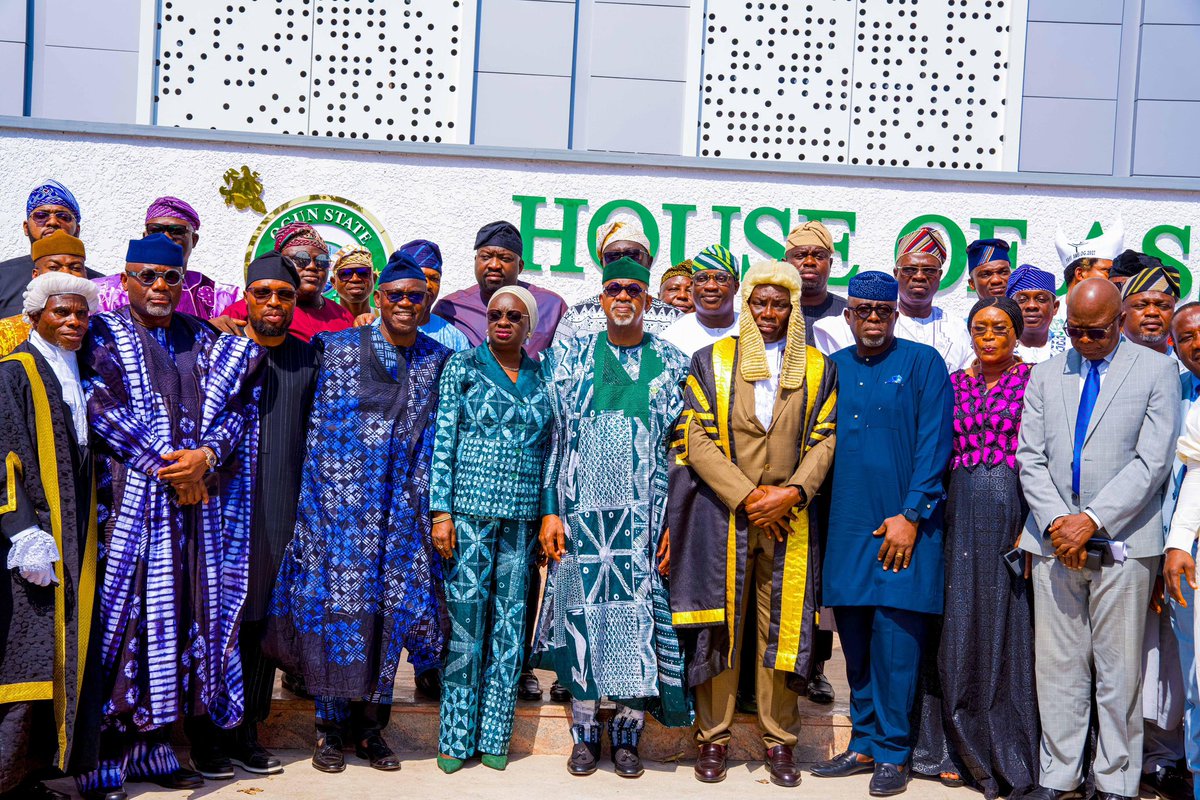 Ogun State Gov, Dapo Abiodun has presented a total of N1.054trn to the State House of Assembly as the State's proposed budget for 2025. 

The budget, tagged "Budget of Hope and Prosperity," is made up of N453.56 bn as recurrent expenditure and N600.98 bn as capital expenditures.