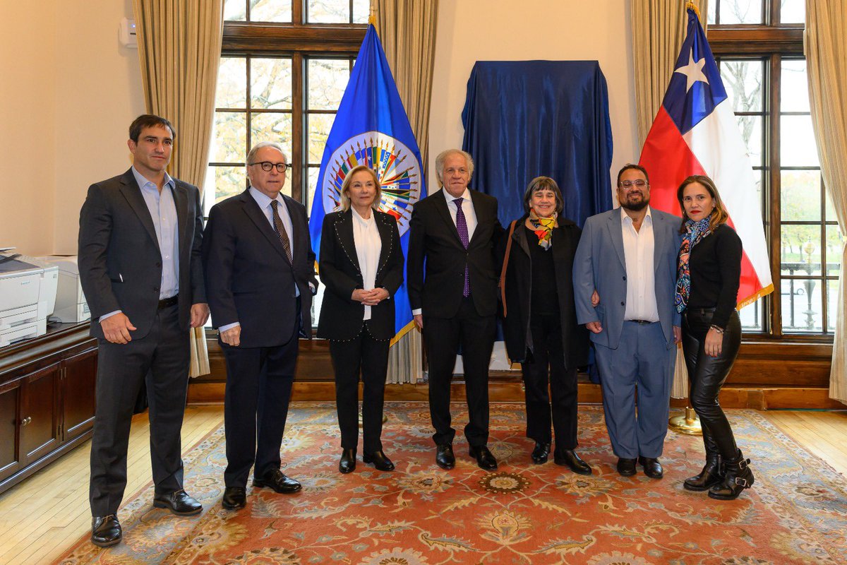 Luis Almagro (@almagro_oea2015) on Twitter photo Fue un orgullo develar hoy en el gabinete de la Secretaría General de la @OEA_Oficial el cuadro en homenaje a un demócrata con mayúsculas: el ex Presidente de #Chile Sebastián Piñera. Y fue un honor contar con la presencia de su viuda, <a href="/ceciliamorel/">Cecilia Morel Montes</a>, dos de sus hijos <a href="/Manena/">Magdalena Piñera</a> y Fue un orgullo develar hoy en el gabinete de la Secretaría General de la @OEA_Oficial el cuadro en homenaje a un demócrata con mayúsculas: el ex Presidente de #Chile Sebastián Piñera. Y fue un honor contar con la presencia de su viuda, <a href="/ceciliamorel/">Cecilia Morel Montes</a>, dos de sus hijos <a href="/Manena/">Magdalena Piñera</a> y