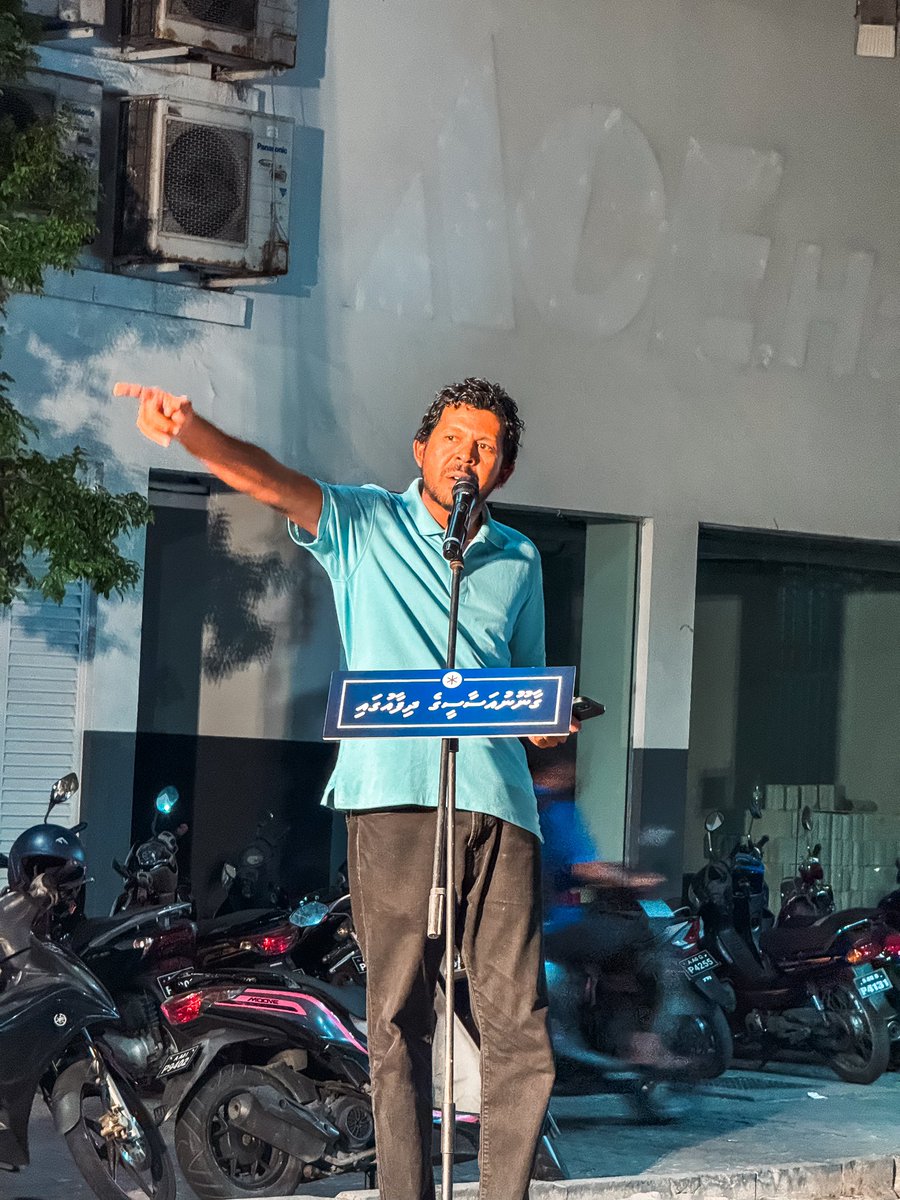 📸 4 ޑިސެމްބަރު 2024، ބުދަ: މާފަންނު ބޮނޑިޕަތް ޕާކު، މާލެ.

ޕާޓީގެ ލާމަރުކަޒީ ކޮމިޓީގެ މުގައްރިރު އަދި އުނގޫފާރު ދާއިރާގެ ކުރީގެ މެމްބަރު މުޙައްމަދު ވަަޙީދު، <a href="/waddey_/">Waddey</a>
