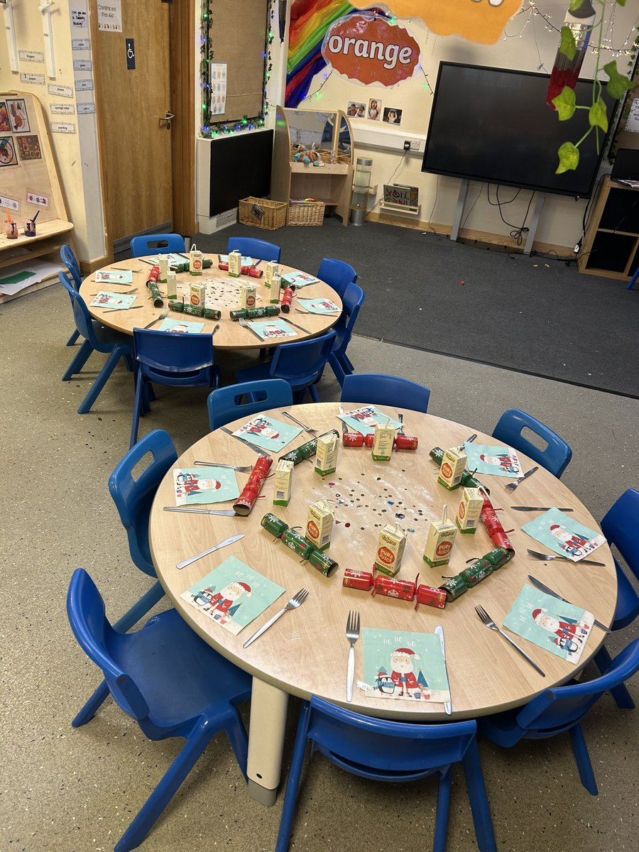 Children in FS1 had a very festive day today! We ate Christmas dinner together and enjoyed some Christmas music! We are definitely feeling festive now! 🎄