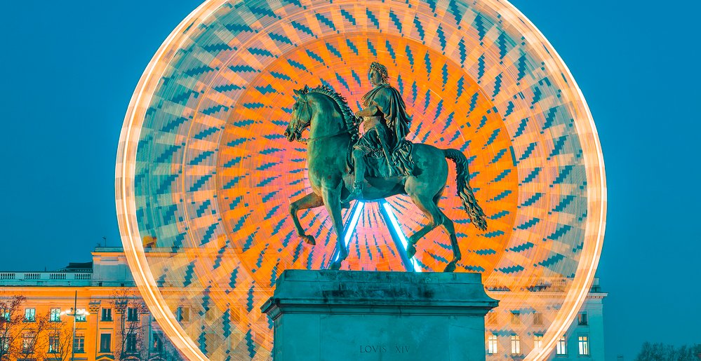 Ab Morgen verwandelt sich für 3 Tage die Stadt #Lyon in einen riesigen Raum für Ausdruck und Kreativität, der die Besucher mit den glitzernden Lichtspielen verzaubert.
Mehr über das #Lichterfest: bit.ly/LumieresLyonDE