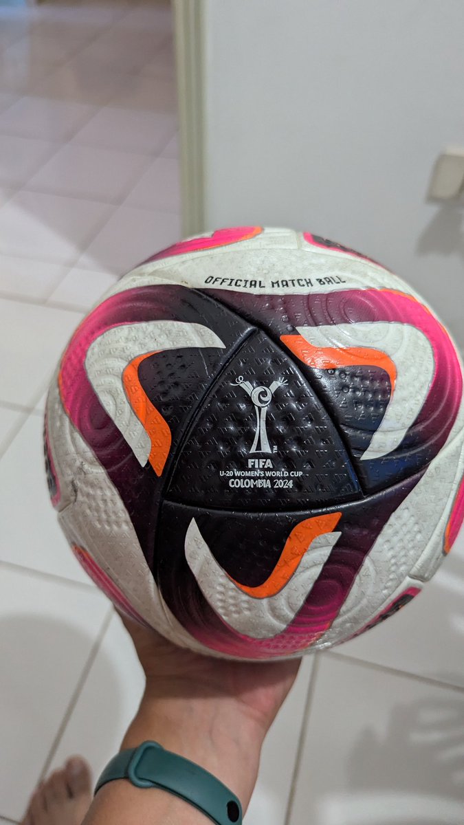 zepplna's tweet photo. Nos entraron a robar el viernes de noche. Entre lo que llevaron hay dos pelotas de mundial de clubes de Saudi Arabia y otra de Dominicana y el anillo de mi mamá. Con las pelotas si o si reconoceremos a los ladrones. Somos de Asunción, les pido por favor su RT 🙏🏻 https://t.co/TN8dooTdn2