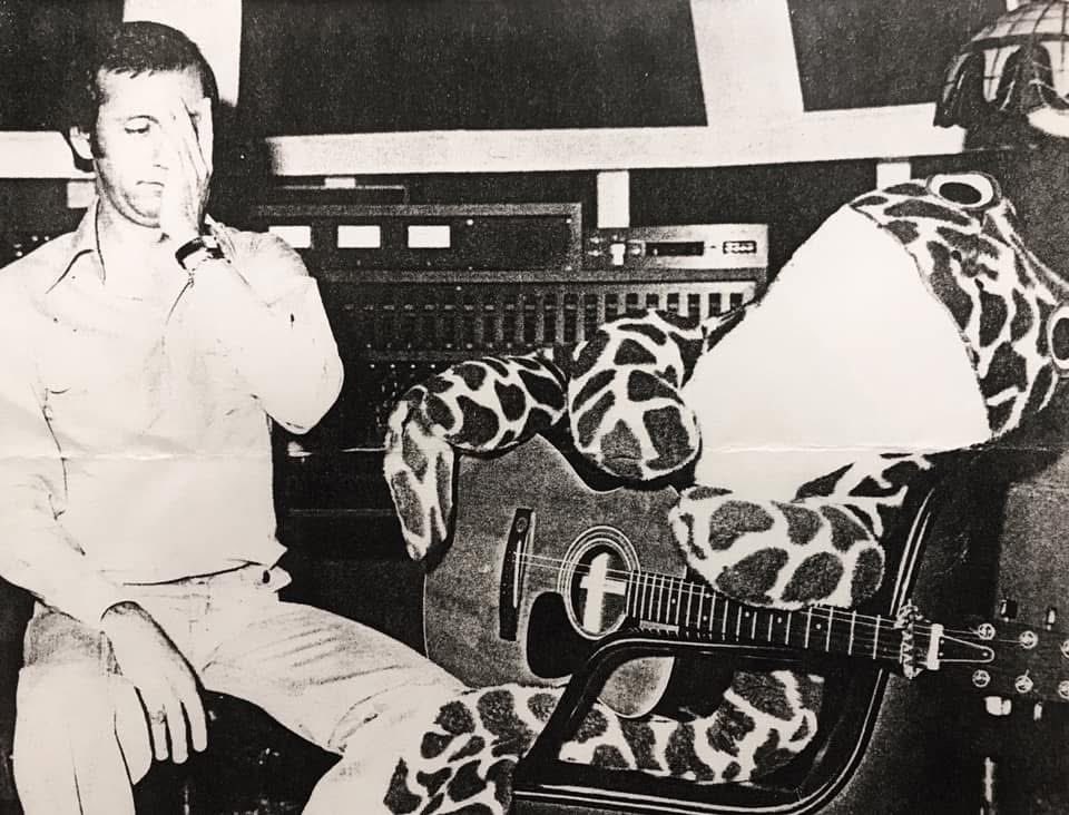 RayStevensMusic's tweet photo. #WaybackWednesday to this 1976 picture of Ray Stevens in the studio with a giant stuffed frog holding a guitar while he was working on the song βFrog Kissinββ with Chet Atkins!
#frogkissin #chetatkins #wayback #stuffedanimal #inthestudio #behindthescenes #inthe70s https://t.co/FsMPQ0XjEq