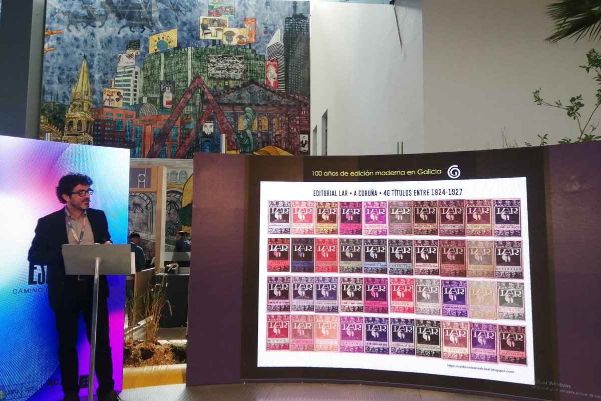 Nestes momentos a FIL Guadalaxara acolle a conferencia e o acto de presentación da edición bilingüe do libro 📗 100 años de edición moderna en Galicia, a cargo do presidente da AGE, Henrique Alvarellos.