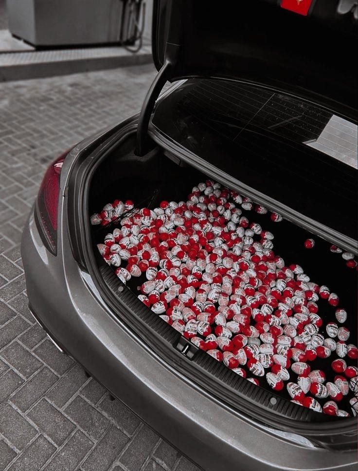 Ам…ты все еще косо на меня смотришь, но мне, кажется нужна твоя помощь? Нам с Санфайром тут точно не справиться.

Составишь нам компанию в поисках самых крутых игрушек?