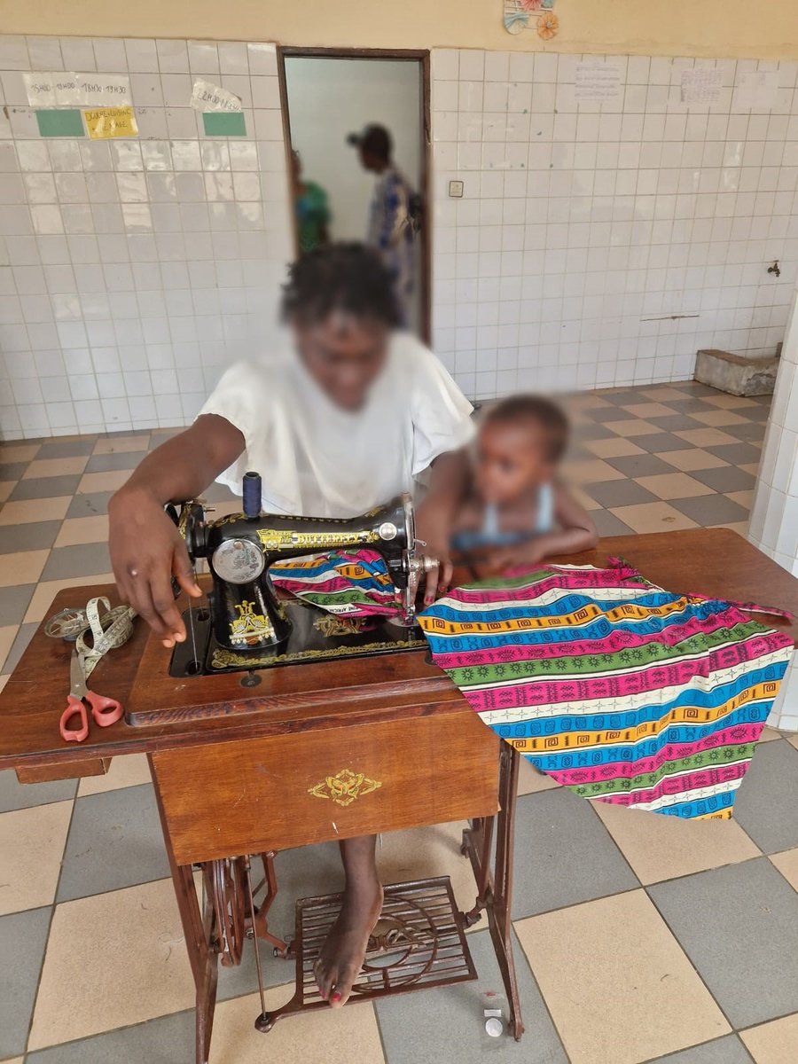 BelgiqueauBenin's tweet photo. 🧡Dans le cadre des #16joursdactivisme contre les Violences Basées sur le #genre, nous avons visité un Centre d’accueil pour #femmes victimes de ces violences de l'ONG Ya tchegbo que nous appuyons 
Au programme: rencontre des survivantes, découvertes de leurs activités &amp; danses! https://t.co/ewERggjhbD