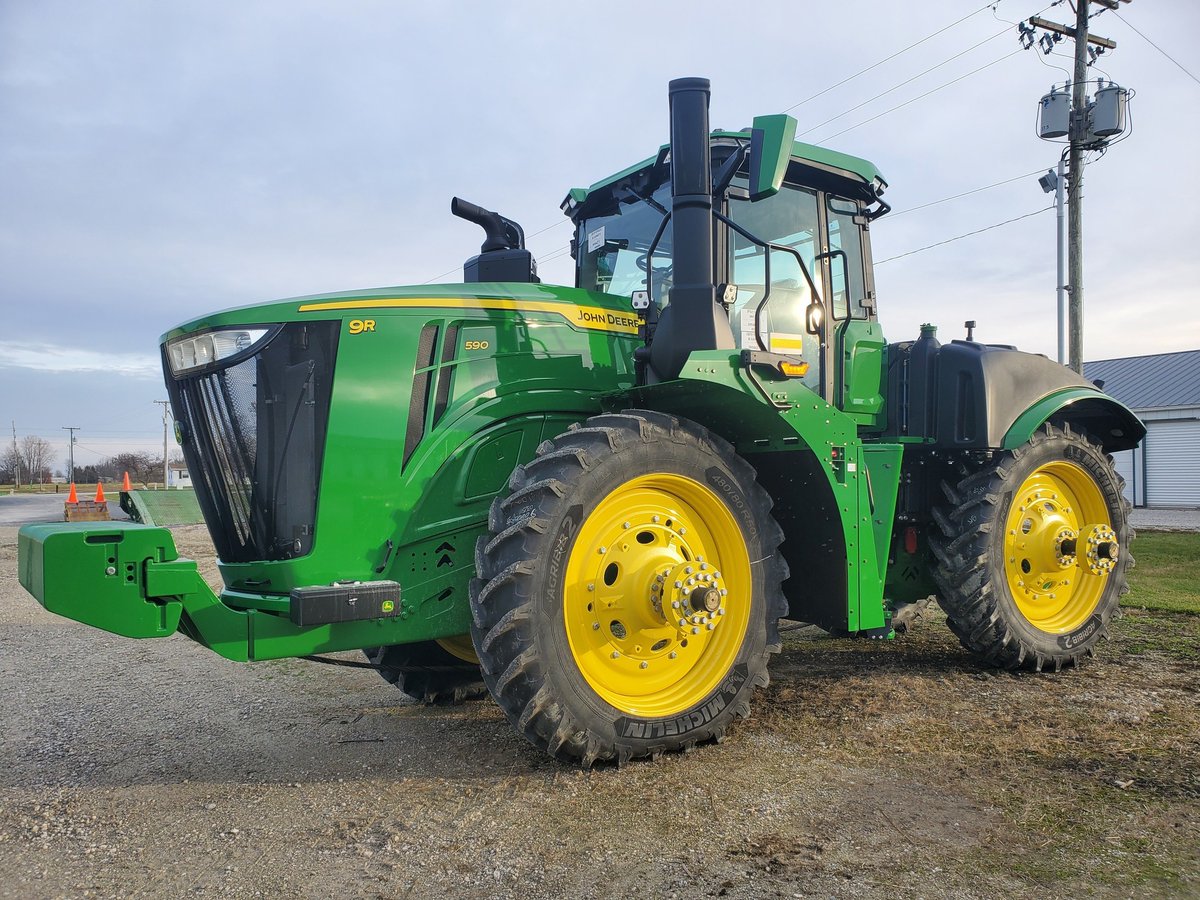 Fresh from Waterloo, IA! Very well equipped 9R 590 with triples and PTO!

📸: Ag-Pro Tiffin
