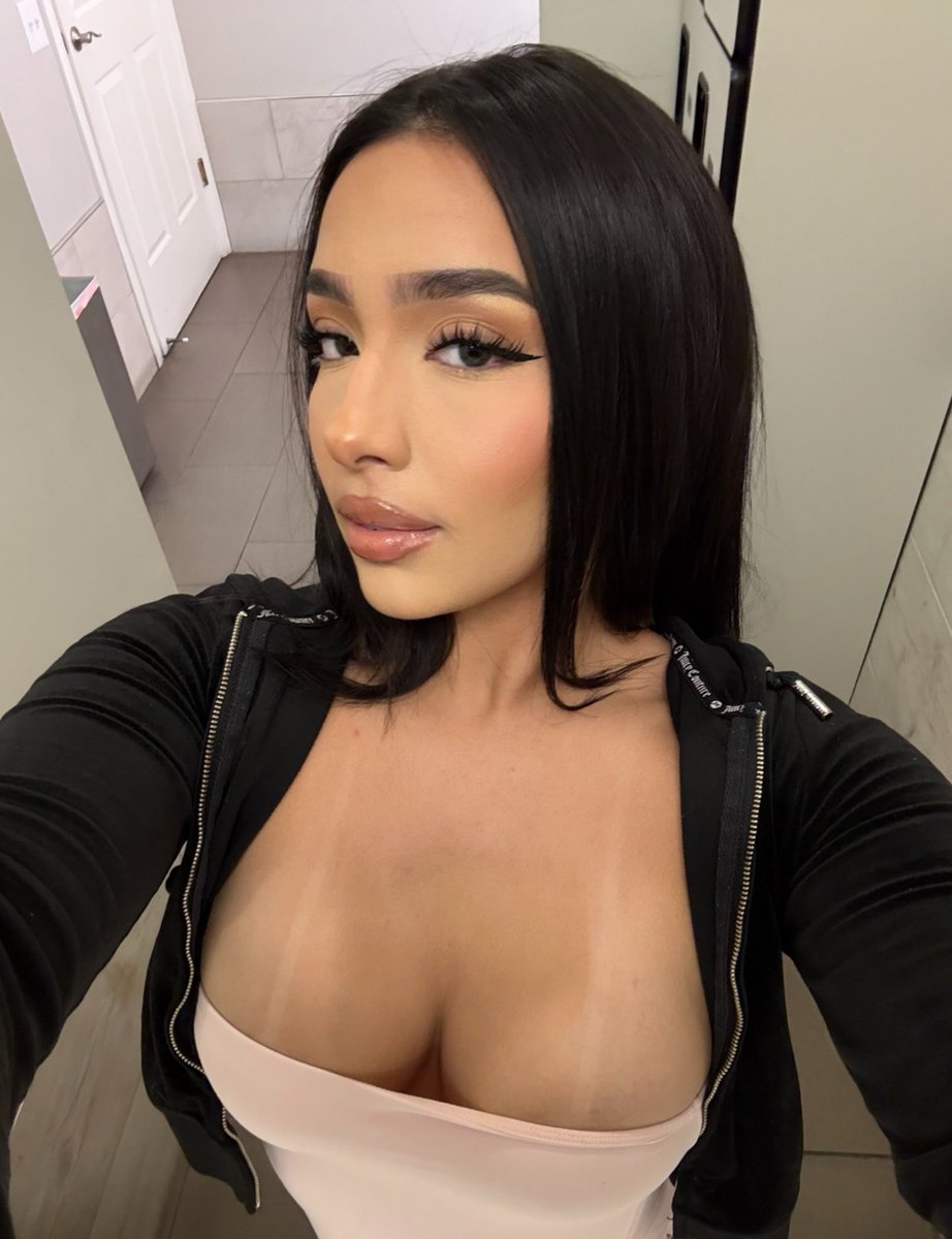 michenaao's tweet photo. My tan lines are fading 😔 https://t.co/nYNfsSgqfH