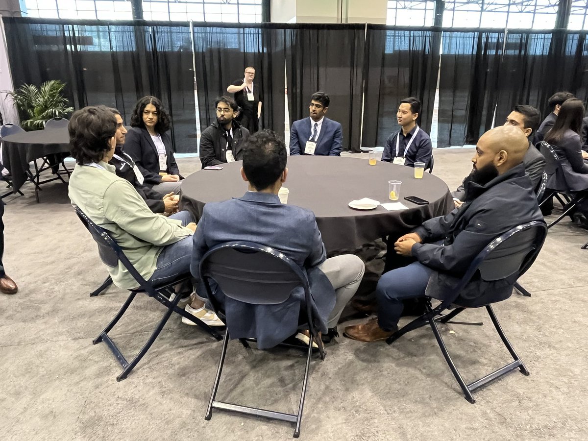 💞Some photos from our first speed mentoring session! We paired resident and fellow mentors with groups of medical students for small group discussions on applying to residency and signaling, finding mentorship, study habits, interviews and research!