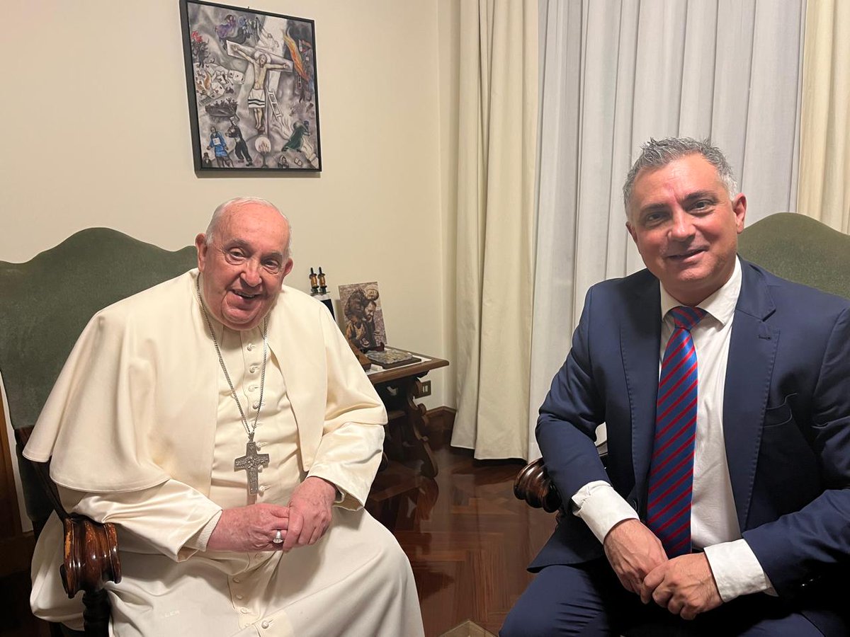 SPareja_'s tweet photo. Con profunda emoción, tuve el honor de ser recibido por @Pontifex_es en la Santa Sede. Como argentinos, nos llena de orgullo y esperanza saber que el líder de la Iglesia Católica y guía espiritual de millones de personas en el mundo comparte nuestras raíces.

Agradezco de corazón su cálida bienvenida, palabras de aliento y consejos que me brindó, que son un verdadero llamado a trabajar en paz por un futuro mejor. @JMilei