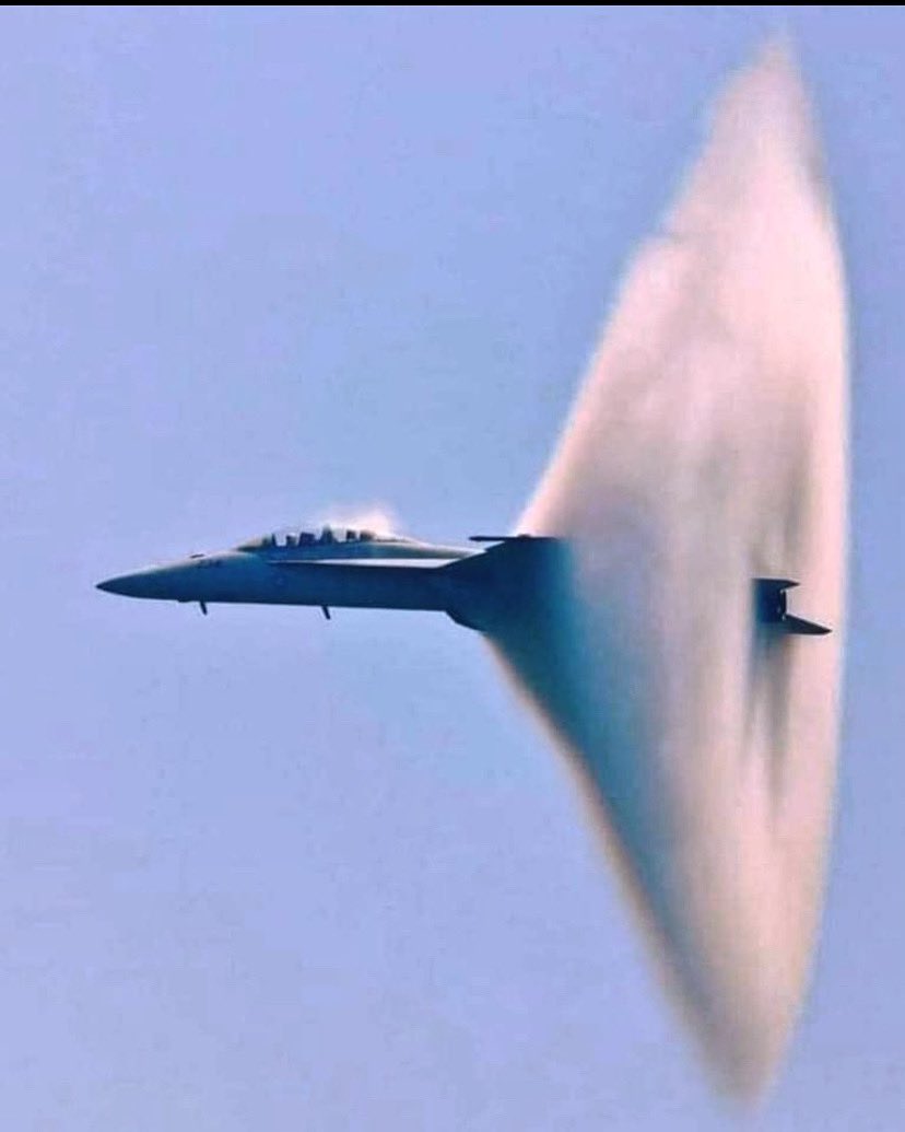 alertaaeroporto's tweet photo. Lo que usted observa es un F-18 Super Hornet que rompe la barrera del sonido.

Romper la barrera del sonido es un término que se usa para explicar lo que ocurre cuando un avión viaja más rápido que la velocidad del sonido, es decir, 343,2 metros por segundo (en el aire). https://t.co/smWsb50AuZ