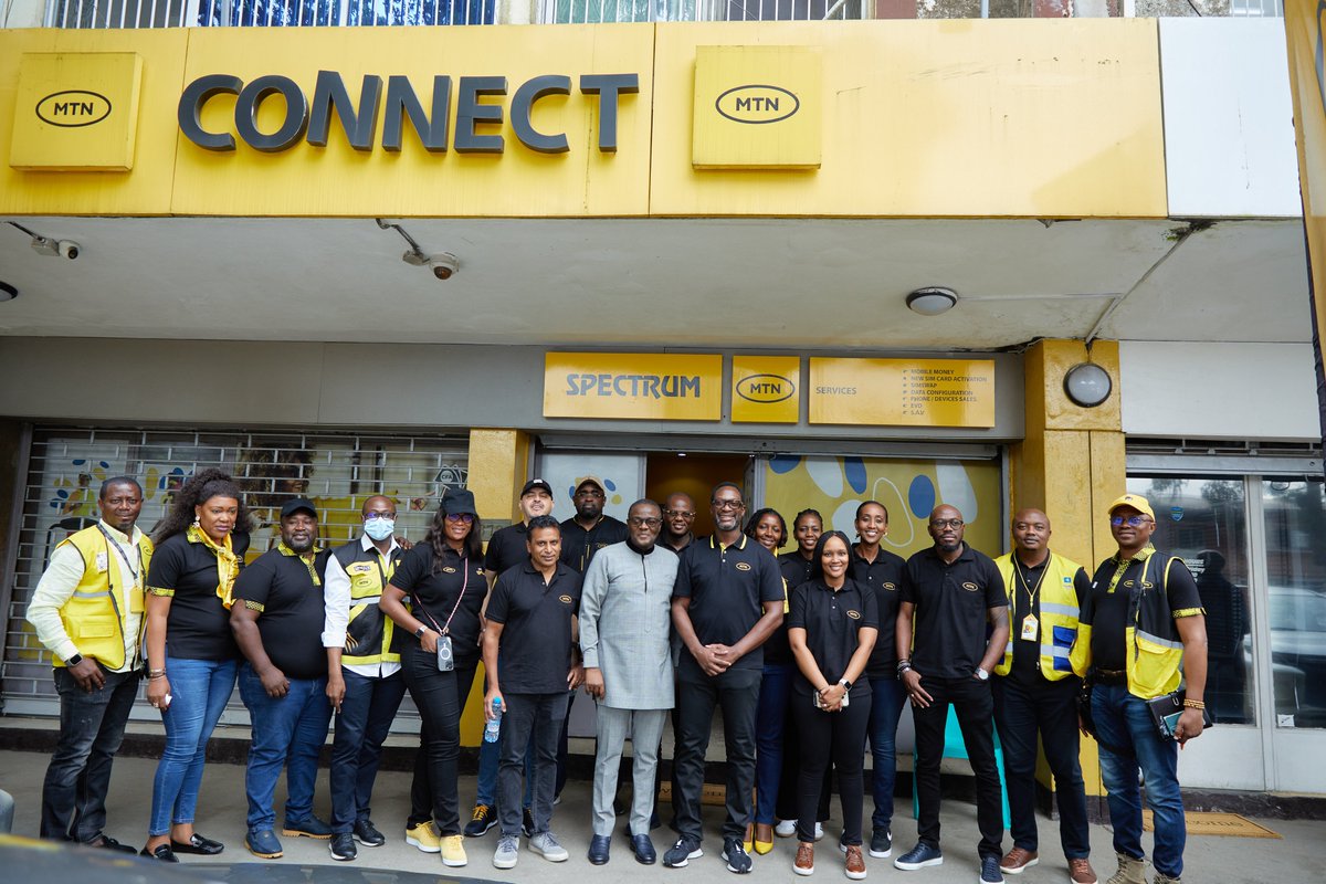 MTNCameroon's tweet image. .@MTNCameroon recently hosted a high-level delegation from @MTNGroup, led by GCCO @selorm_adadevoh. The visit included a market tour to understand our operations firsthand. First, they visited Spectrum touchpoint. 
#DoingGoodTogether #DoItSmart #CloseTheGap