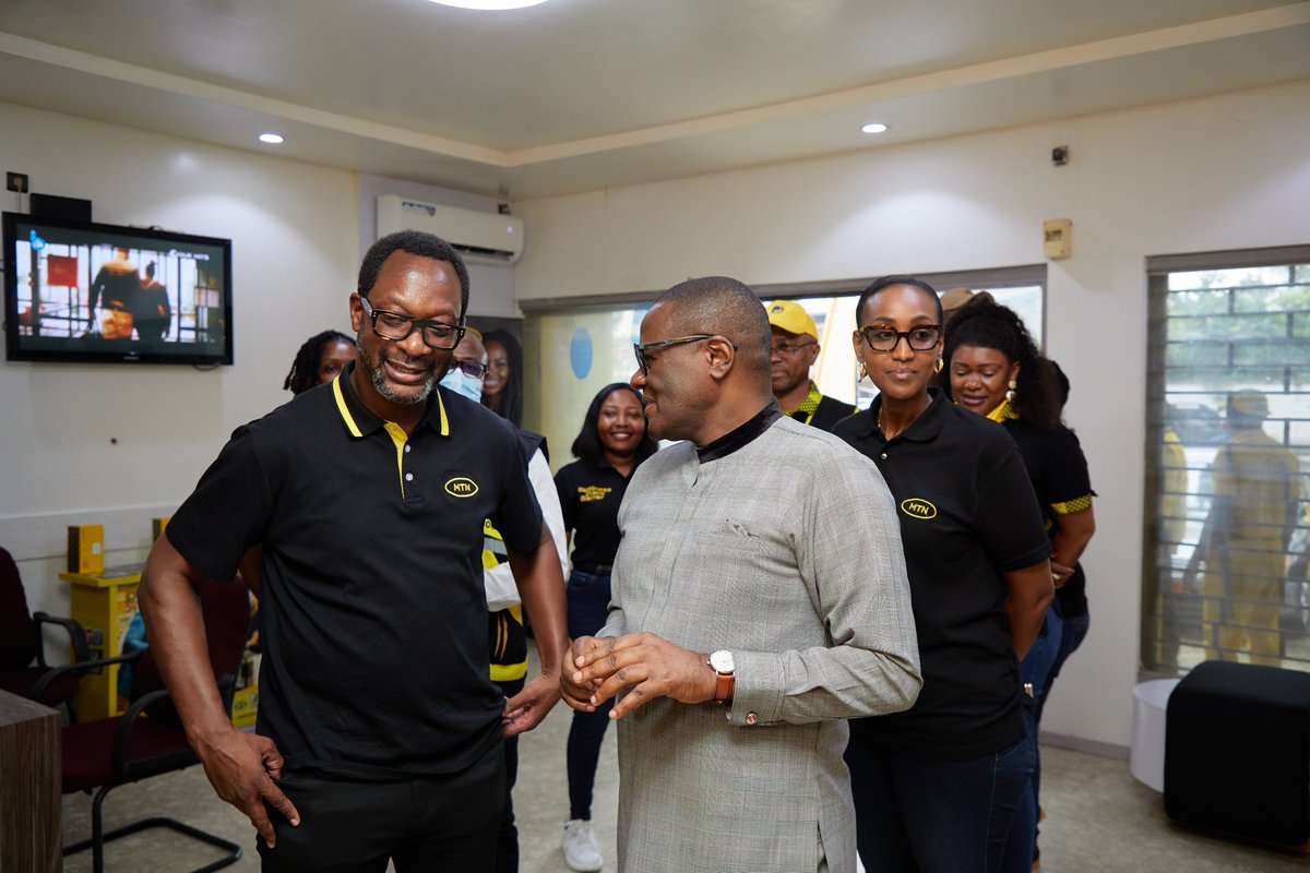 MTNCameroon's tweet image. .@MTNCameroon recently hosted a high-level delegation from @MTNGroup, led by GCCO @selorm_adadevoh. The visit included a market tour to understand our operations firsthand. First, they visited Spectrum touchpoint. 
#DoingGoodTogether #DoItSmart #CloseTheGap