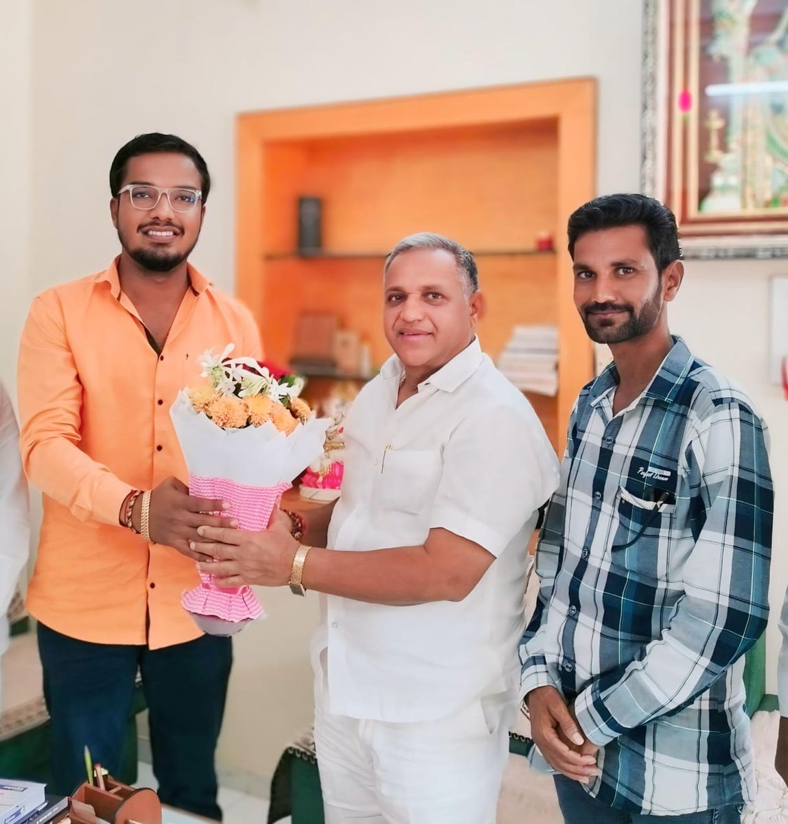 imSwapNil77's tweet photo. शिवसेनेचे जळगाव जिल्ह्यातील दबंग कार्यसम्राट आमदार प्रा. चंद्रकांतजी सोनवणे यांनी विरोधकांना चारीमुंड्या चित करत सलग तिसऱ्यांदा चोपडा मतदारसंघात विजयी 'भगवा' फडकवला असून यानिमित्तानं त्यांचा सत्कार करत भावी वाटचालीस शुभेच्छा दिल्या ! ✌🏻🚩

#शिवसेना #युवासेना
#जळगाव #चोपडा https://t.co/nF9aLVpyQK